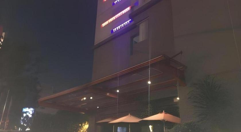จี สวีท โฮเทล บาย อมิทยา Hotel สุราบายา ภายนอก รูปภาพ